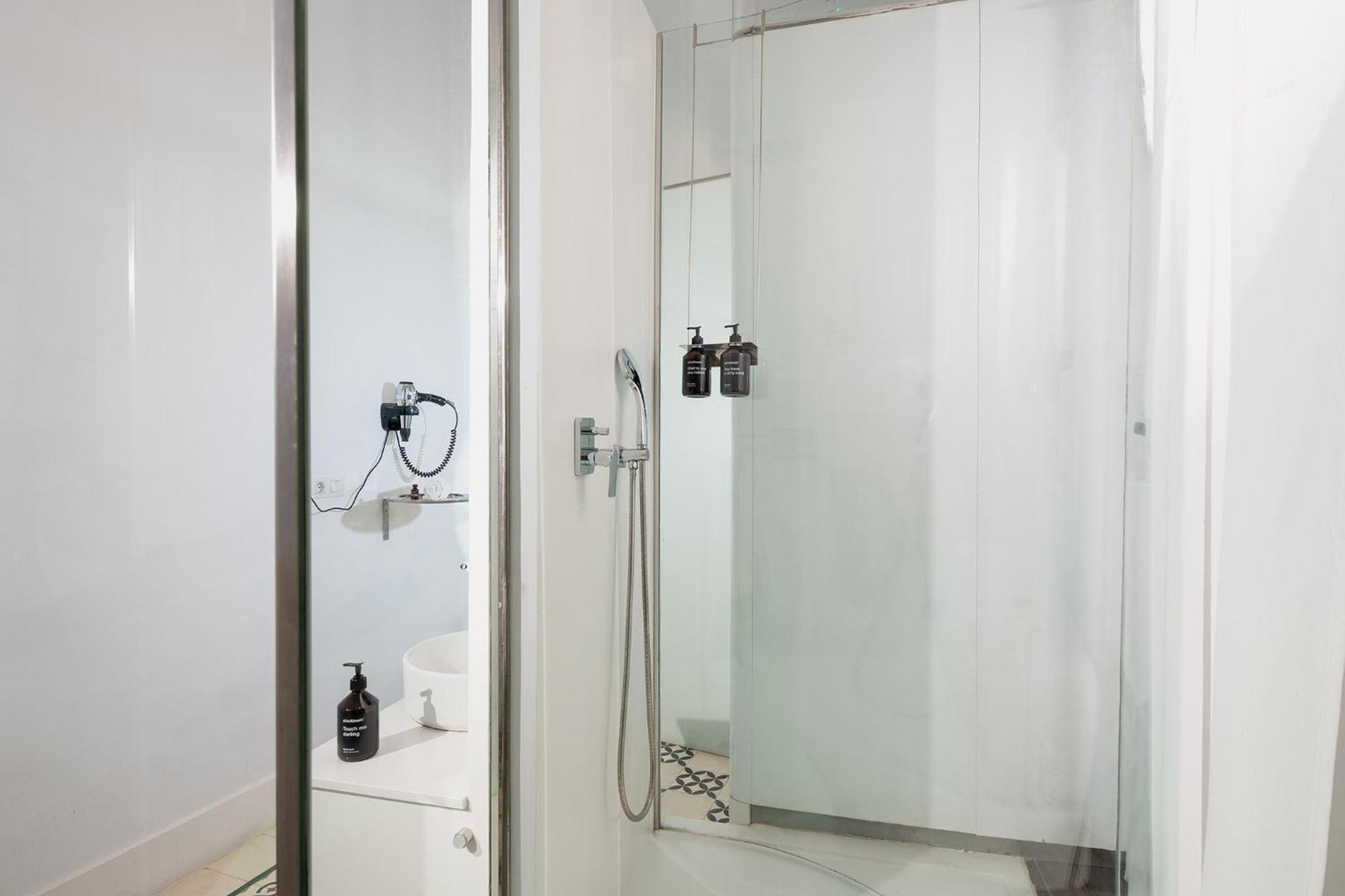 Chic & Basic Born Boutique Hotel Барселона Экстерьер фото